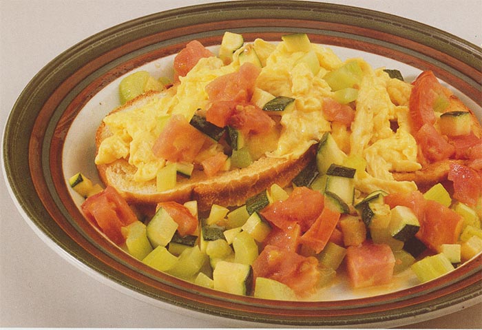 Oeufs brouillés aux légumes du jardin