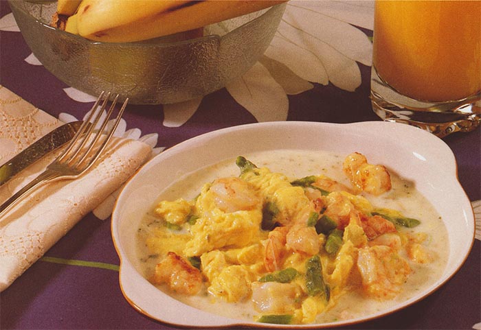 Oeufs brouillés et sauce aux crevettes