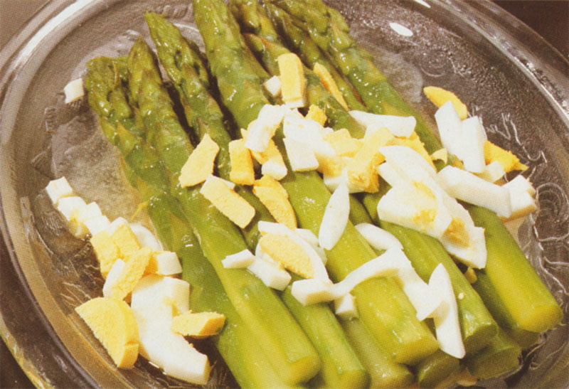Un bon plat d'asperges au beurre